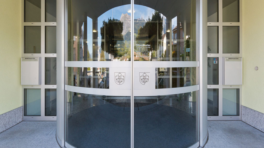 Bestätigungen und Zeugnisse